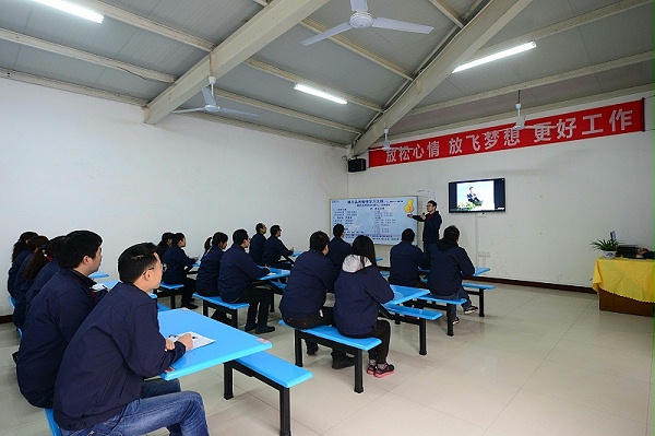 隆杰定期培训员工生产工艺及生产技能